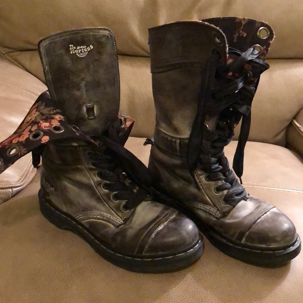 Dr. Martens Triumph size 9. -used